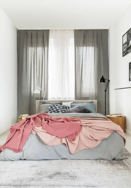 Lit King Size Confortable Avec Literie Grise Couverture Rose Pastel — Photo