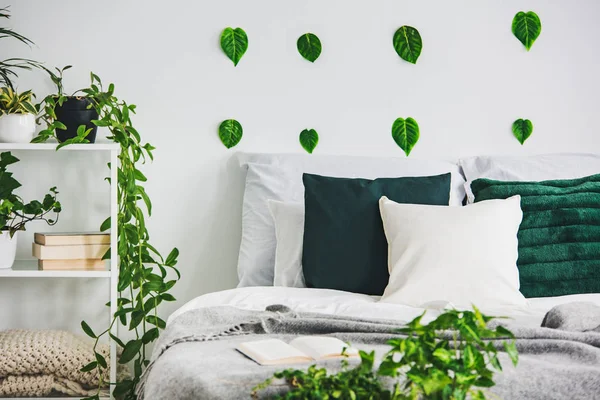Zbliżenie Zielony Liści Białej Ścianie Króla Wnętrza Eleganckiej Sypialni Łóżko — Zdjęcie stockowe