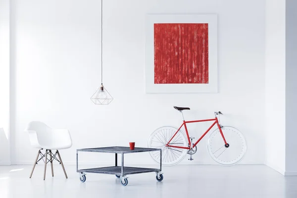Cadeira Branca Elegante Lado Mesa Café Metal Industrial Interior Espaçoso — Fotografia de Stock