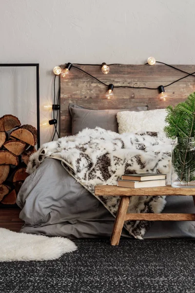 キングサイズのベッドと怒りの毛布でトレンディな寝室のインテリア — ストック写真