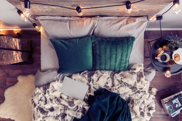 エメラルド グリーンの枕 怒り布団閉じたノート パソコンと快適なキングサイズのベッドの上から見る — ストック写真