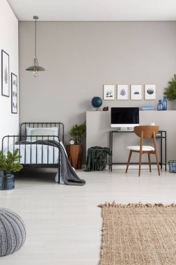 Son moda yatak odası iç gri, kopya alanı boş duvar ile gerçek fotoğraf katında Doğal keten halı