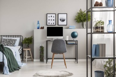 Genç için tasarlanmış şık gri yatak odası iç kentsel ormanda