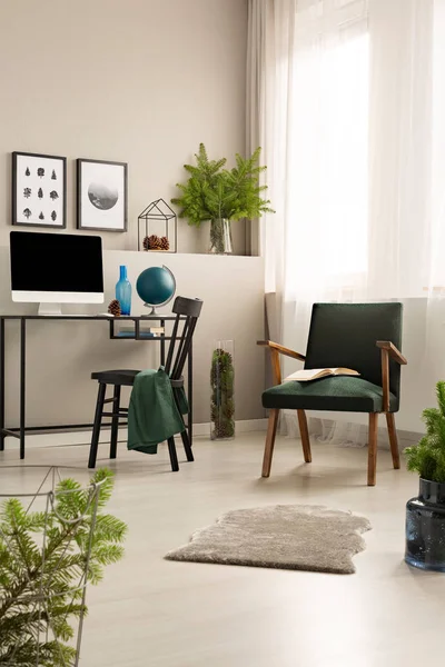 老式深绿色扶手椅在时尚的家庭办公室与黑色木椅和书桌与所有在一台计算机 — 图库照片