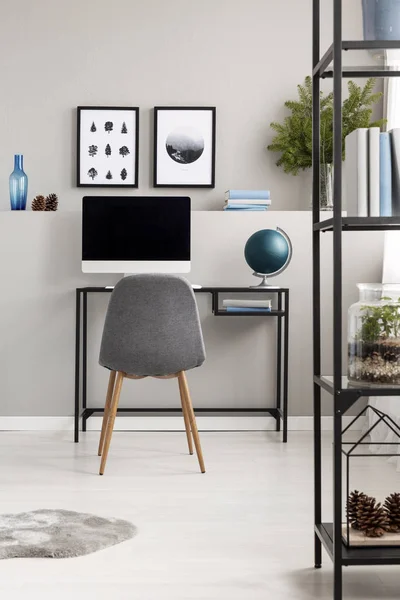 Grauer Stuhl Schreibtisch Mit Computer Und Globus Modernen Wohnbereich — Stockfoto
