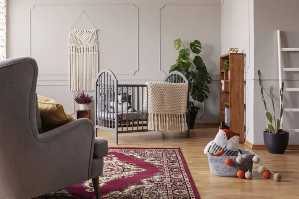 Interior Gris Elegante Habitación Del Bebé Con Cuna Madera Macramé — Foto de Stock