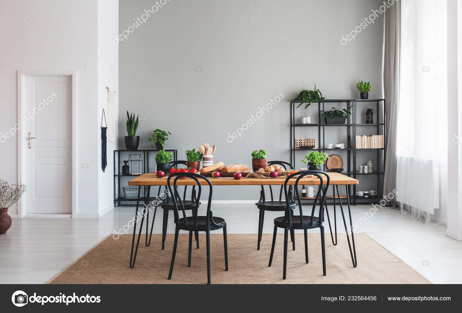 Schwarze Stuhle Holztisch Mit Essen Grauen Esszimmerinnenraum Mit Weisser Tur Stockfoto C Photographee Eu 232564456