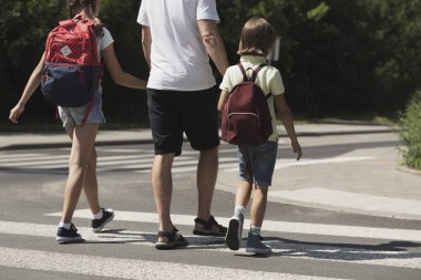 Baba geri okuldan gelirken karşıya çocuklarıyla