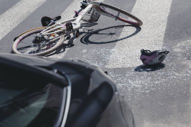Kask ve bisiklet üzerinde bir araba ile çarpışma sonra bir yaya geçidi