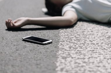 Smartphone ve dikkatsiz bir yaya geçidi yalan trafik kazası kurbanı