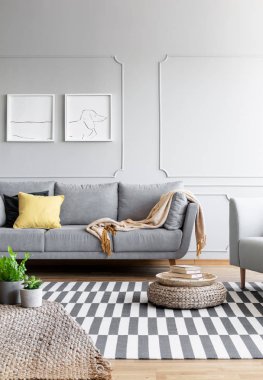 Hardal battaniye ve sarı ve siyah yastıkla kalıplama duvardaki, gerçek bir fotoğraf gri rahat kanepede geniş moda iç