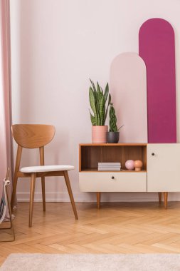 Kabin kopya alanı boş beyaz duvar ile gerçek fotoğraf kitap ve tencere, bitkilerde ve yanındaki ahşap sandalye