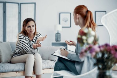 Terapist ofisinde kanepede oturan genç güzel kadın