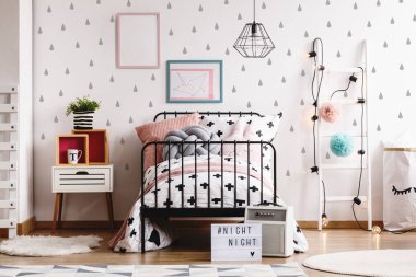 İskandinav Çocuk odası endüstriyel ahşap komidin ve Beyaz Işık Ampüller merdivenle beyaz duvara gri yağmur damlaları