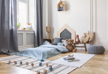 Kabarık, kilim ve peluş oyuncak parlak çocuk yatak odası iç pencere ve mavi oda. Gerçek fotoğraf