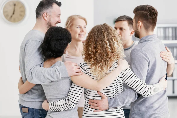 Homens Mulheres Abraçando Uns Aos Outros Durante Terapia Para Casais — Fotografia de Stock