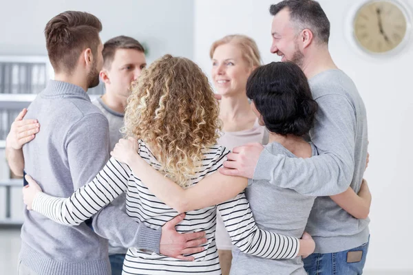 Homens Mulheres Abraçando Apoiando Durante Psicoterapia — Fotografia de Stock