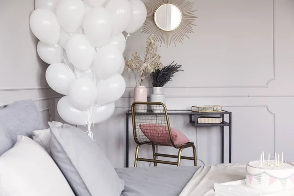 一群白色的气球在时尚的灰色卧室内部与金色的口音 真正的照片与复制空间的墙上 — 图库照片