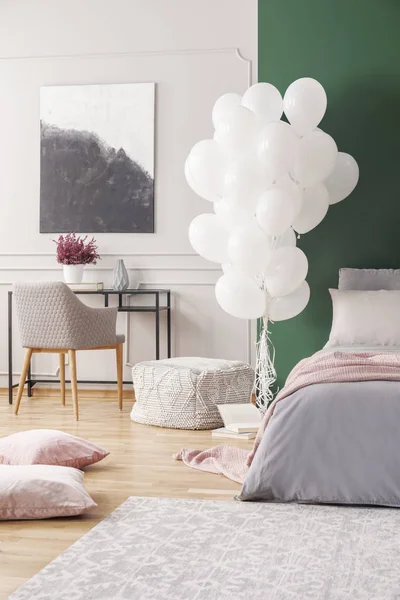 Μπαλόνια Υπνοδωμάτιο Εσωτερικό Μαξιλάρια Πατωμάτων Κρεβάτι Και Σκούρο Πράσινο Τείχος — Φωτογραφία Αρχείου
