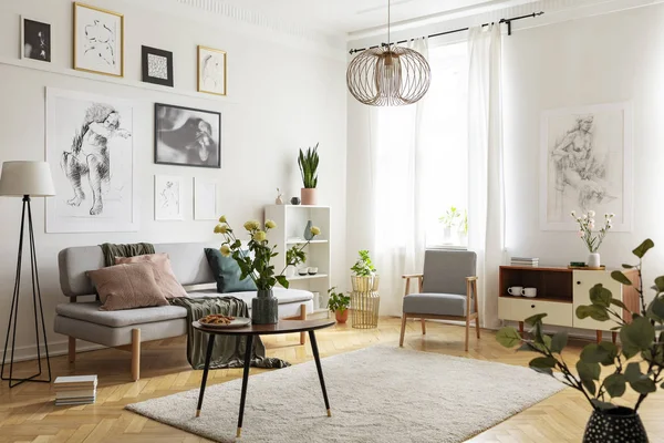 Tabel Met Bloemen Tapijt Appartement Interieur Met Posters Boven Zitbank — Stockfoto