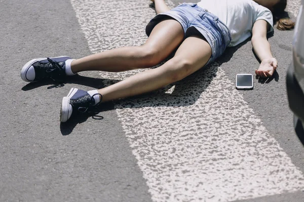 Chica Inconsciente Acostada Una Calle Junto Teléfono Móvil —  Fotos de Stock