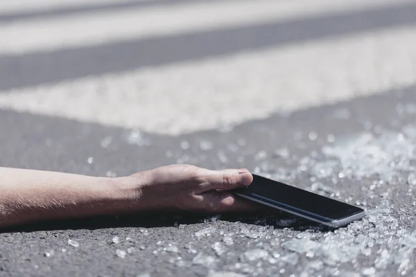Nahaufnahme Einer Person Mit Smartphone Der Hand Nach Einem Unfall — Stockfoto