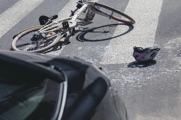 Helm Und Fahrrad Nach Kollision Mit Auto Auf Zebrastreifen — Stockfoto