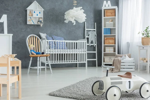 Speelgoedauto Tapijt Grijs Boy Slaapkamer Interieur Met Stoel Naast Bed — Stockfoto