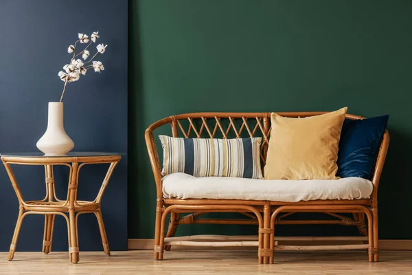 Bunga Atas Meja Alami Samping Sofa Dengan Bantal Interior Ruang — Stok Foto