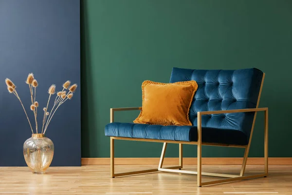 Bruin Kussen Blauwe Leunstoel Groene Woonkamer Interieur Met Bloemen Gouden — Stockfoto