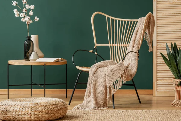 Pouf Devant Table Avec Des Fleurs Côté Fauteuil Avec Couverture — Photo