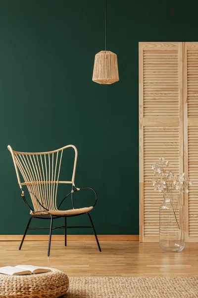 Pouf Covor Interiorul Camerei Verde Ecran Lampă Deasupra Fotoliului Rattan — Fotografie, imagine de stoc