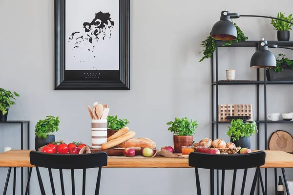 Chaises Noires Table Bois Avec Nourriture Intérieur Salle Manger Grise — Photo