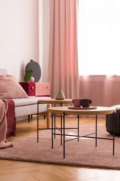 Ξύλινα Τραπέζια Για Ροζ Χαλί Στο Εσωτερικό Σαλόνι Γκρι Καναπέ — Φωτογραφία Αρχείου