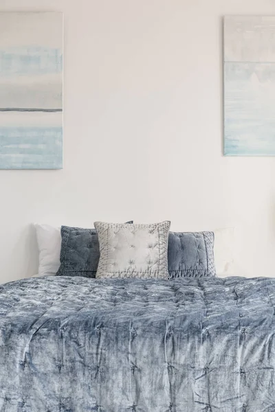Travesseiros Cama Azul Contra Parede Branca Com Cartazes Interior Quarto — Fotografia de Stock