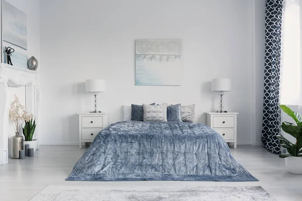 Mavi kadife yorgan king size Yataklı beyaz mobilyalarla zarif new york yatak üzerinde