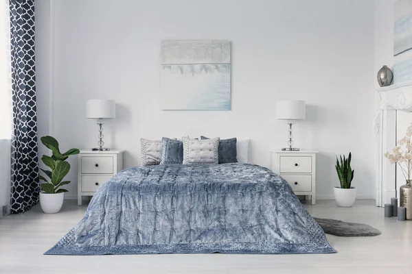 Blaues Bett Zwischen Schrank Mit Lampen Weißen Schlafzimmerinnenraum Mit Pflanzen — Stockfoto