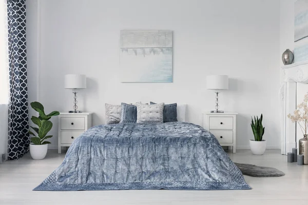 Cama Azul Entre Armário Com Lâmpadas Interior Quarto Branco Com — Fotografia de Stock