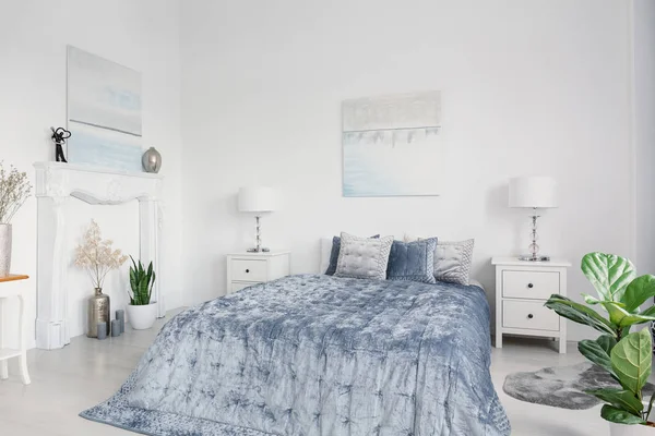 Blauwe Bed Met Kussens Tussen Kasten Met Lampen Wit Slaapkamer — Stockfoto