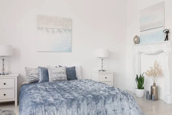 Travesseiros Cama Azul Entre Lâmpadas Armários Interior Quarto Branco Com — Fotografia de Stock