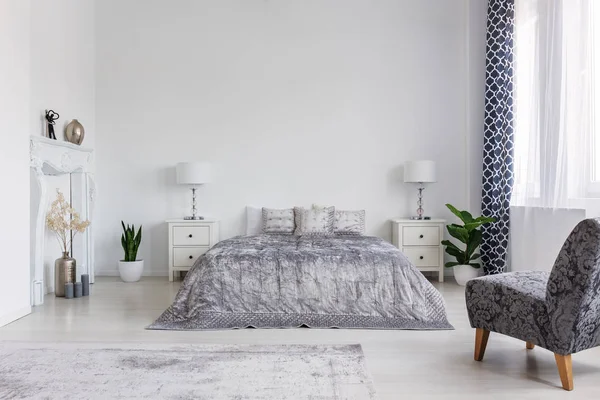 New york tarzı, gerçek fotoğraf kopya alanı ile tasarlanmış yatak odasında son moda koltuk