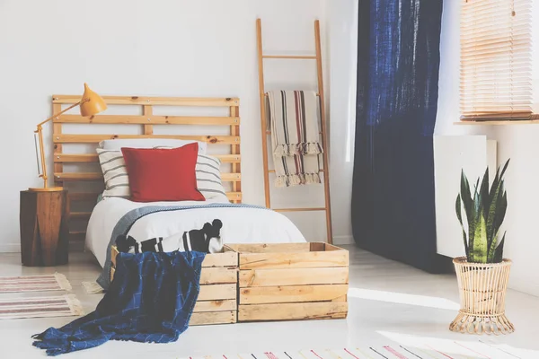 Oldschool Teenager Schlafzimmer Interieur Mit Holzmöbeln Echtes Foto — Stockfoto