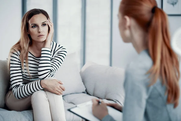 Traurige Geschäftsfrau Konsultiert Psychiater Über Ihre Essstörung Probleme Während Sitzung — Stockfoto