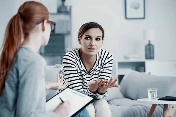 Donna Infelice Che Soffre Depressione Durante Sessione Presso Ufficio Dello — Foto Stock