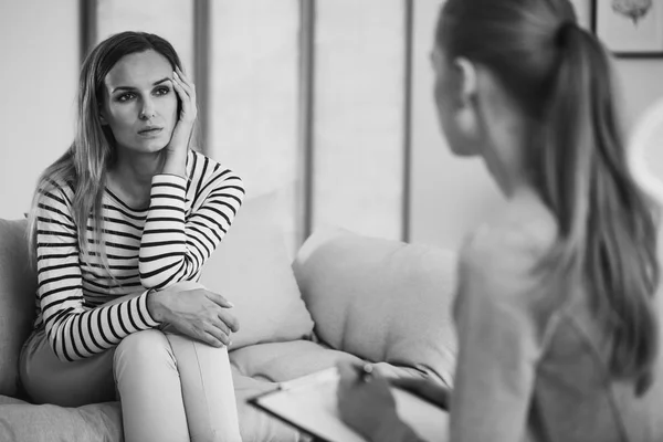 Siyah Beyaz Fotoğraf Endişeli Kadının Onu Terapist Ofisinde Oturum Sırasında — Stok fotoğraf