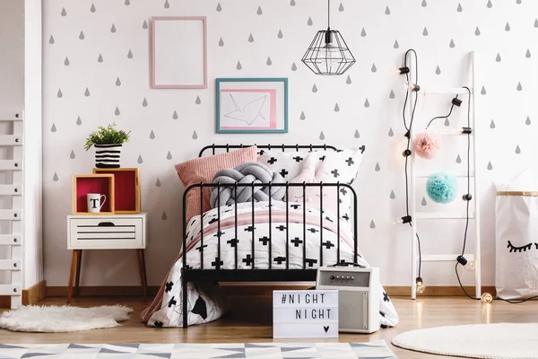 İskandinav Çocuk odası endüstriyel ahşap komidin ve Beyaz Işık Ampüller merdivenle beyaz duvara gri yağmur damlaları