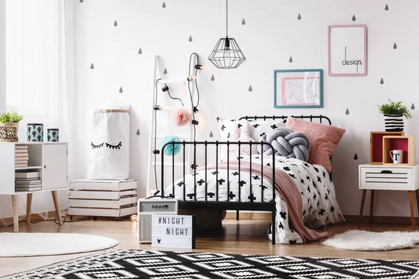 Siyah Beyaz Tasarım Şık Yatak Odası Genç Için Pastel Elemanları — Stok fotoğraf