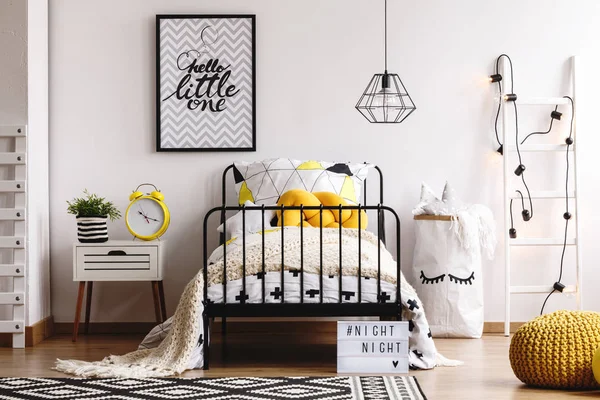 Gele Knoop Kussen Metalen Eenpersoonsbed Lichte Slaapkamer Interieur Met Witte — Stockfoto