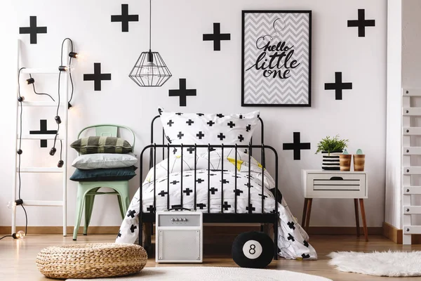 Siyah beyaz duvar ve konforlu yatak odası iç yatak üzerinde haçlar