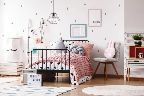 Gezellige Pastel Roze Wollen Deken Industriële Eenpersoonsbed Scandinavische Slaapkamer Interieur — Stockfoto